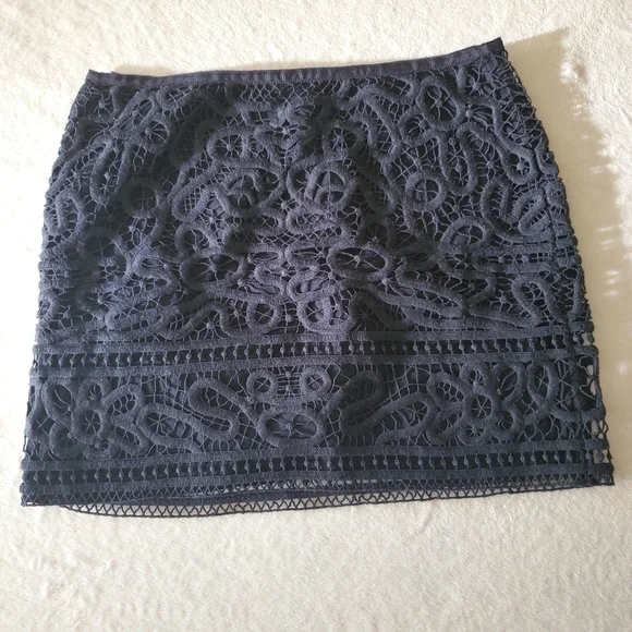 CLUB MONACO mini skirt. - Picture 2 of 9